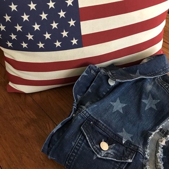 Rock & Republic | “Gunshow” Button Down Star Jean Vest in Blue with White Stars - Picture 1 of 15